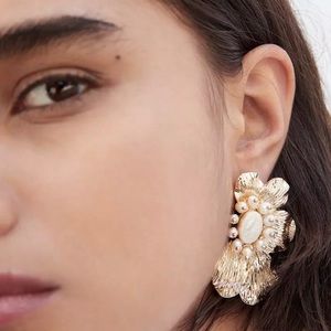 Golden half flower with pearls